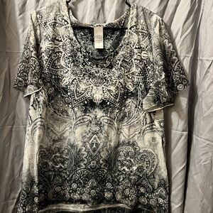 Time and Tru Black and White Ornate Short Sleeve Top
